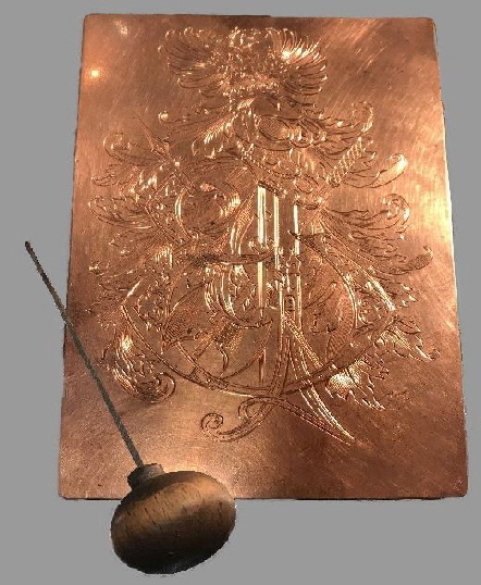 Auf der staatl. Zeicheakademie Hanau erstellte handgestochene Kupferstichplatte mit mittelalterlichem Monogramm 